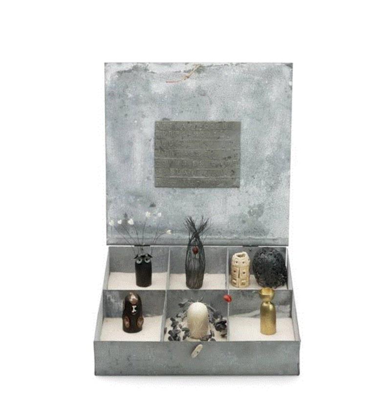 ▲《指尖》，Sophie Bouduban，2002，带隔间的盒子（内有七个指尖饰品）、锌、鹅卵石、