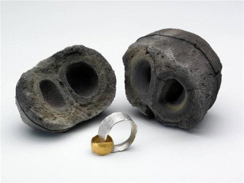 ▲《奔跑的阿善堤》，Johanna Dahm，2006，纯金、纯银，2.5x4x1cm，? Chri