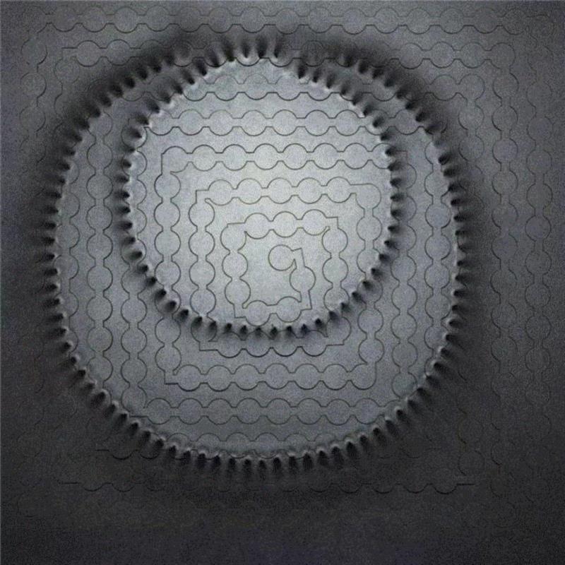▲《珍珠》，Julie Usel，2006，项链、上色纸板，32x32x0.2cm，? Arnaud