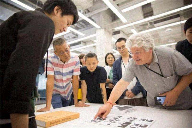 ▲ psD School“书籍封面设计”工作坊现场。展览及工作坊由瑞士文化基金会上海办公室支持。,游珠戏宝——瑞士当代首饰设计展及设计大师工作坊报名,瑞士,工作坊,首饰设计,设计大师,报名,首饰,博物馆,mudac,设计师,应用艺术