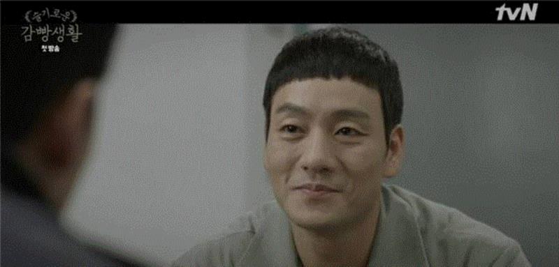 选角方面也很讨喜，朴海秀饰演意外入狱的棒球选手金济赫，举手投足颇有《请回答1994》中垃圾哥的气质。