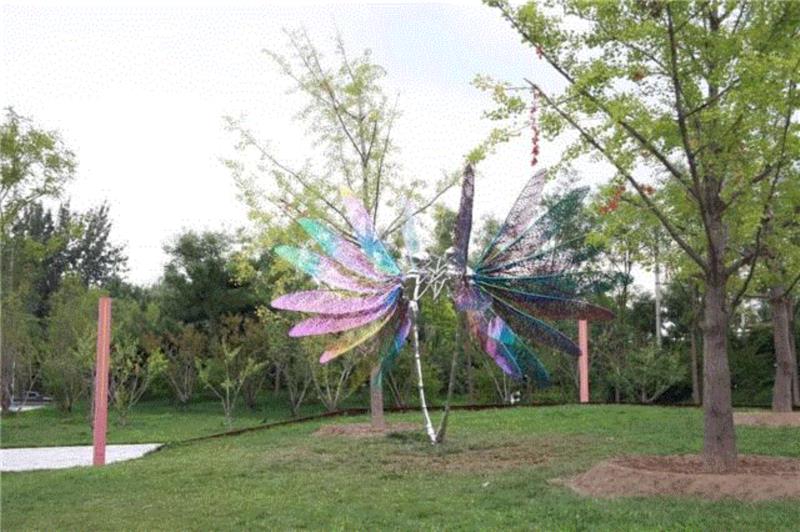 《再生-蜻蜓》不锈钢镀色 &nbsp; 460x270x360cm &nbsp; 2017,【因赛艺术】高孝午：“再生”，回到自然的幻化,高孝午,再生,不锈钢,玻璃钢,图式,梦想,蜻蜓,符号,厦门,鲤鱼