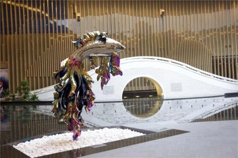 《再生-鲤鱼》 不锈钢镀色 &nbsp;150x70x250cm &nbsp;2016&nbsp;,【因赛艺术】高孝午：“再生”，回到自然的幻化,高孝午,再生,不锈钢,玻璃钢,图式,梦想,蜻蜓,符号,厦门,鲤鱼