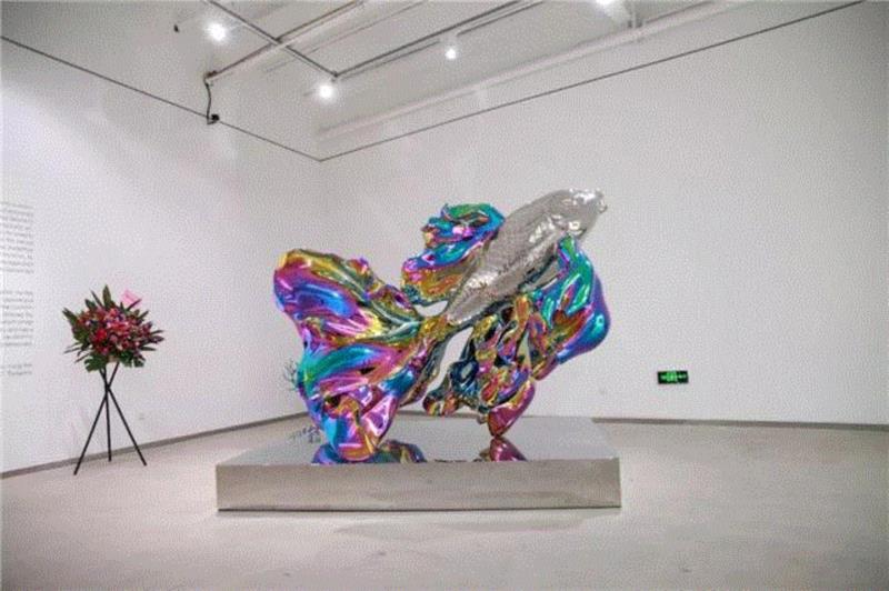 《再生- 鲤鱼 》 不锈钢镀色 &nbsp;300X200X230cm &nbsp;2016,【因赛艺术】高孝午：“再生”，回到自然的幻化,高孝午,再生,不锈钢,玻璃钢,图式,梦想,蜻蜓,符号,厦门,鲤鱼