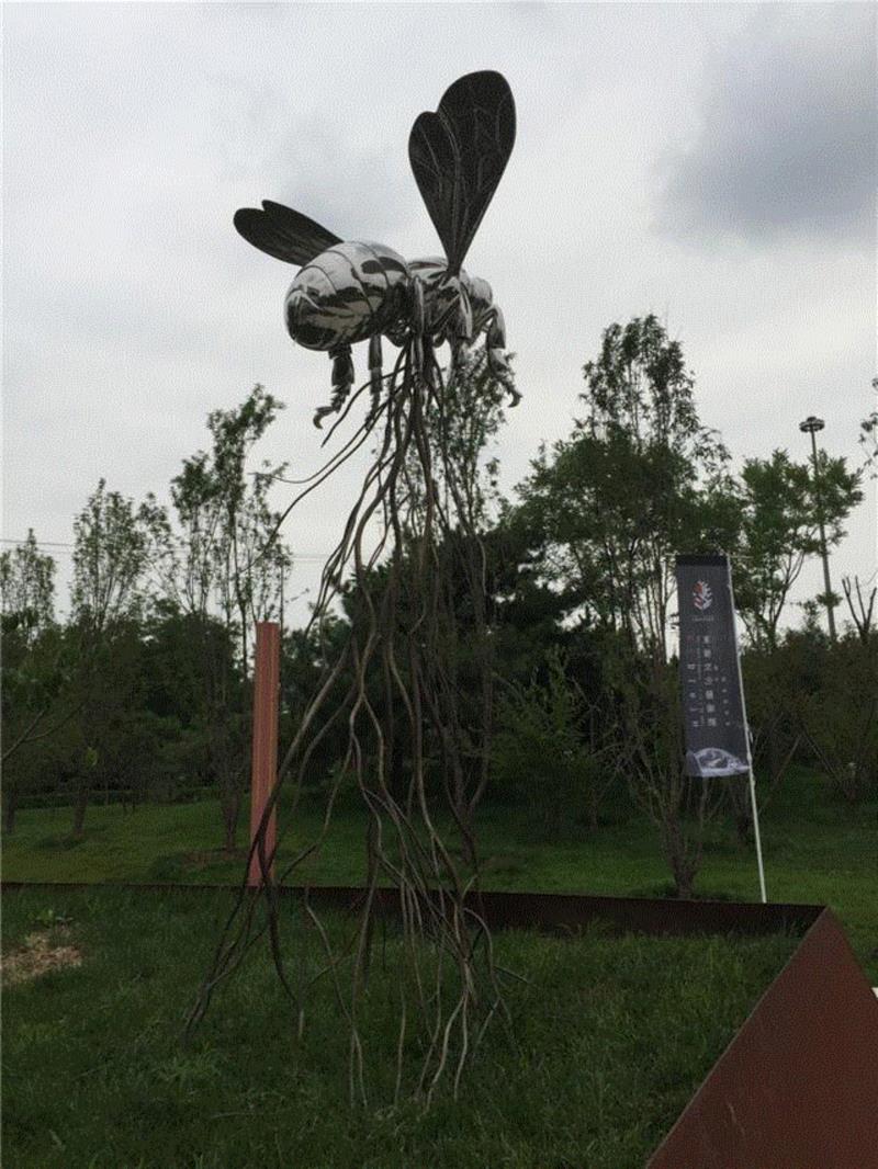 《再生－蜜蜂 》 &nbsp;不锈钢镀色 &nbsp; 140x150x260cm &nbsp; &