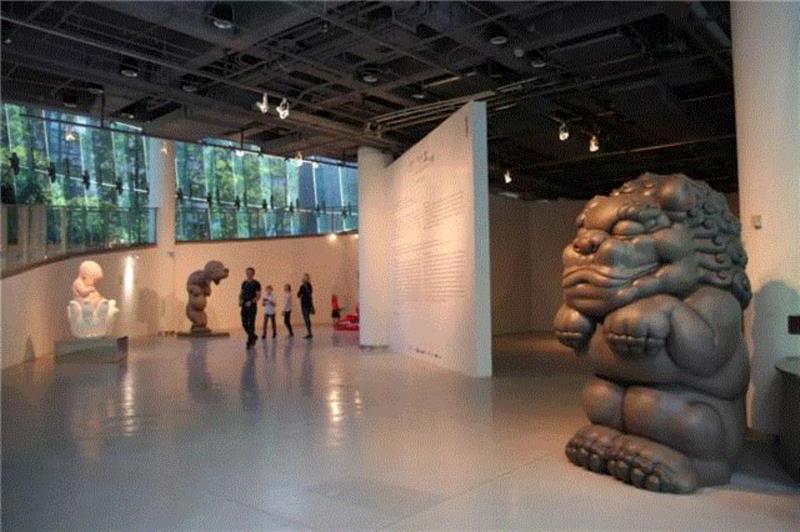 《宠神-狮》 玻璃钢 &nbsp; 120x120x195cm &nbsp; 2010,【因赛艺术】高孝午：“再生”，回到自然的幻化,高孝午,再生,不锈钢,玻璃钢,图式,梦想,蜻蜓,符号,厦门,鲤鱼