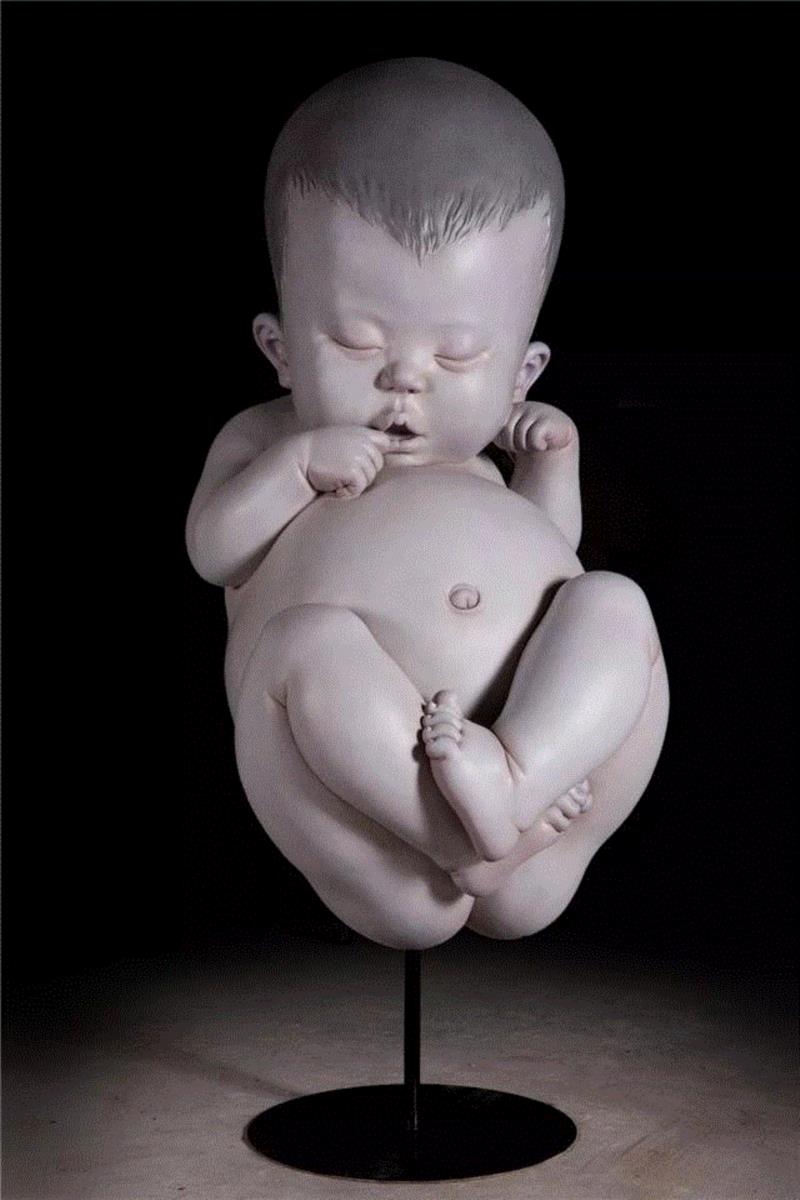 《婴儿》 玻璃钢 &nbsp;117x117x210cm &nbsp; 2008,【因赛艺术】高孝午：“再生”，回到自然的幻化,高孝午,再生,不锈钢,玻璃钢,图式,梦想,蜻蜓,符号,厦门,鲤鱼