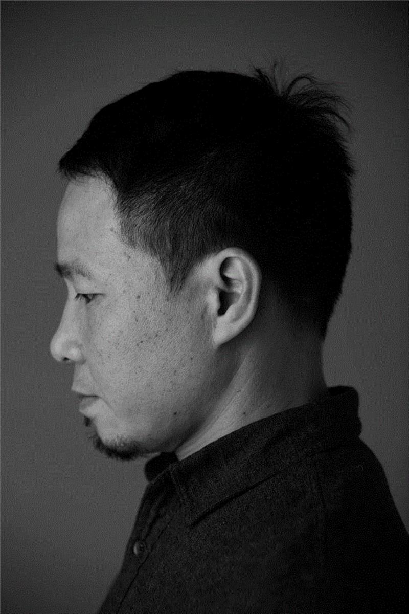 高孝午 （ 摄影：王坤）,【因赛艺术】高孝午：“再生”，回到自然的幻化,高孝午,再生,不锈钢,玻璃钢,图式,梦想,蜻蜓,符号,厦门,鲤鱼