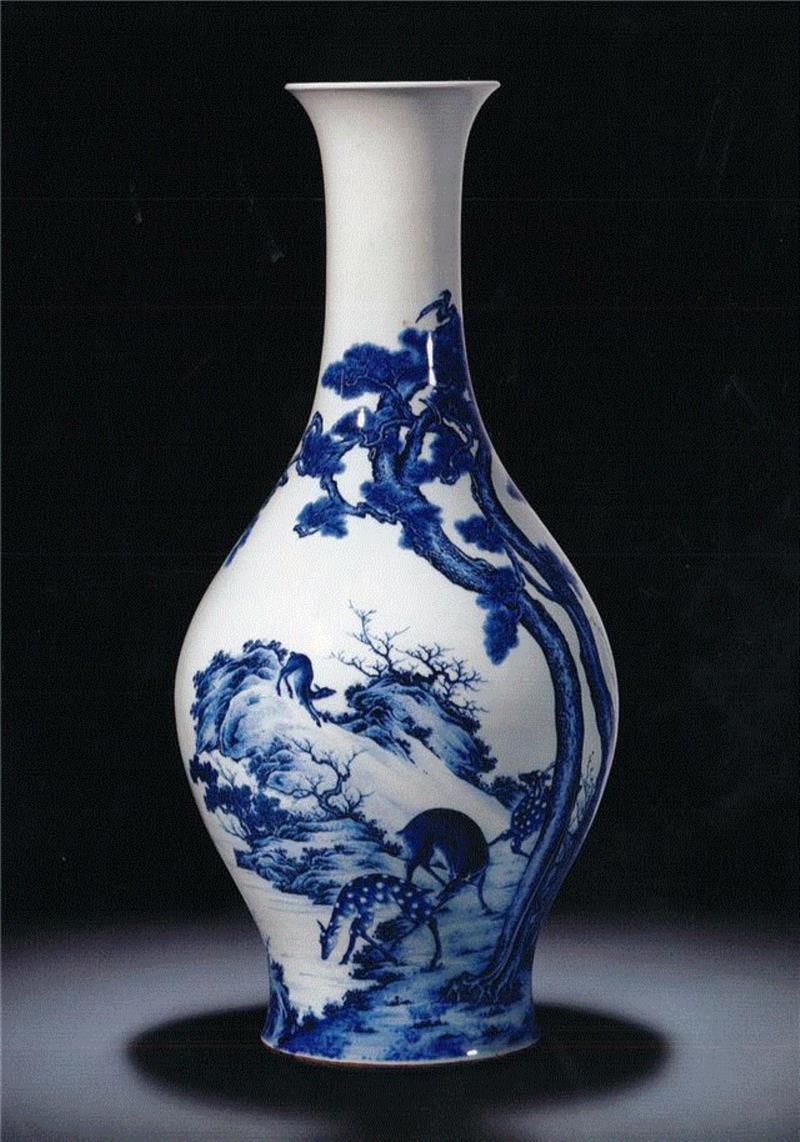 图四：香港苏富比2008春拍第2830号,【嘉德秋拍】中西合璧 各臻其妙 | 清乾隆青花松鹿献瑞图大橄榄瓶,青花,橄榄,中西,清乾隆,合璧,嘉德秋拍,鹿献瑞,乾隆,绘画,宫廷画师