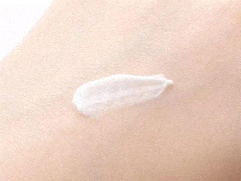 它还添加了白藜芦醇与虾青素，都是现在美白淡斑产品里常见的高效配方。,长斑就没救了？用它试试,皮肤,肌肤,斑点,色素,精华,PLUS,祛斑,NANO,黑色素,沉淀