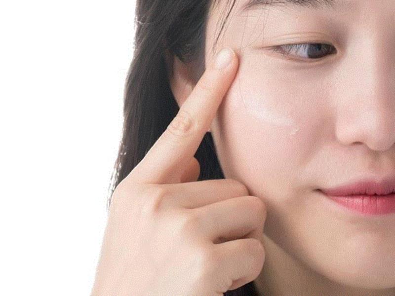 它的质地像眼霜一样轻薄，特别柔滑水润。,长斑就没救了？用它试试,皮肤,肌肤,斑点,色素,精华,PLUS,祛斑,NANO,黑色素,沉淀