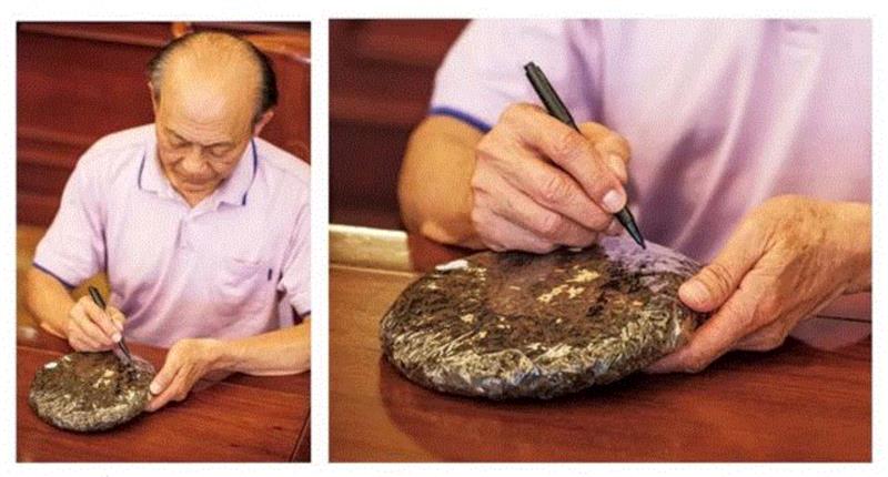 邓时海先生在为本次拍品“百年双花字号”圆茶作鉴定签名,北京匡时秋拍 | 有这样一种顶级的百年普洱，让人“怦然心动”！,普洱,北京匡时秋拍,普洱茶,邓时海,茶汤,商号,圆茶,鸣泉,you,极品