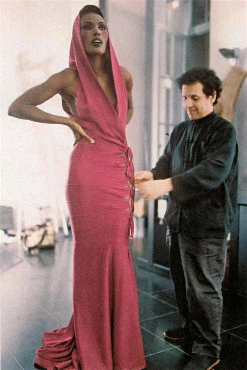 ▲ 1985 - Grace Jones & Azzedine Alai?a,时装界失去最传奇的设计师：“紧身衣之王” Ala?a,设计师,时装,Ala,传奇,紧身衣,时尚,巴黎,女人,Azzedine,剪裁