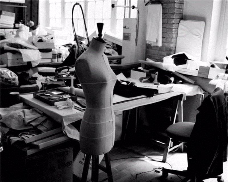 ▲ Azzedine Alai?a Studio by Gilles Bensimon,时装界失去最传奇的设计师：“紧身衣之王” Ala?a,设计师,时装,Ala,传奇,紧身衣,时尚,巴黎,女人,Azzedine,剪裁