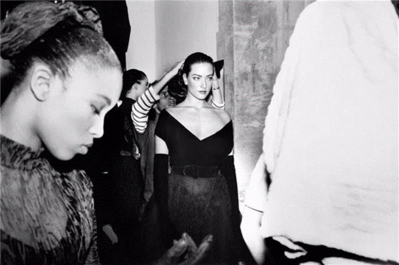 ▲ Naomi Campbell在Azzedine Alaia Paris 1987,时装界失去最传奇的设计师：“紧身衣之王” Ala?a,设计师,时装,Ala,传奇,紧身衣,时尚,巴黎,女人,Azzedine,剪裁