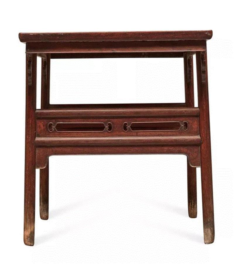 观明代版画，可见桌案用途多样，可随意搬动至屋中各隅。其比例有规可循，并且可依不同用途制作各式尺寸。一