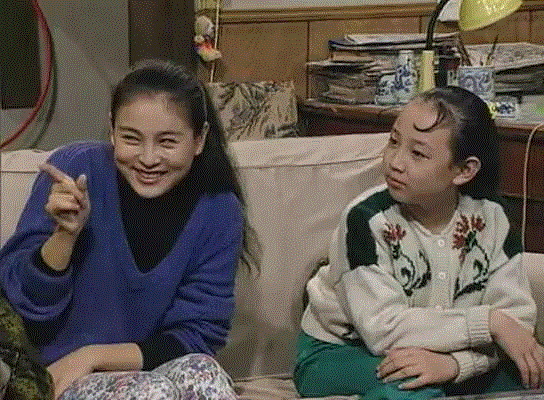 是的,一手托起小人物、一手扳倒大时代,我以为这是梁左的新相声写作最厉害的地方。《特大新闻》中,卖烤白