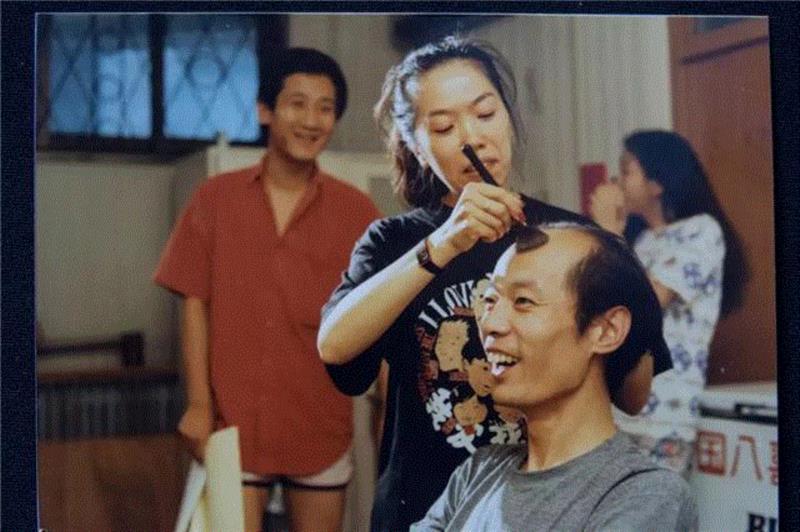 另外一段展现梁左“翻、抖”技术之炉火纯青的,就是为很多评论家青睐的“老太太抓坏人”梗——,24年了,我再没看过这么好看的国产情景喜剧,喜剧,我家,编剧,导演,台词,演员,坏人,电视剧,评论,岁数