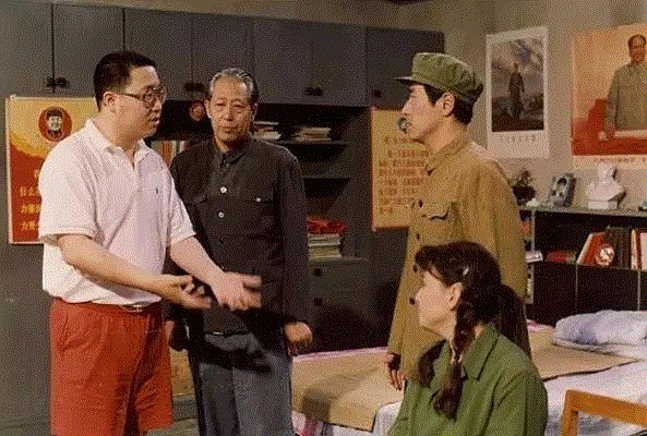 另外,英达作为导演,也发扬了为艺术献身的精神,贡献出了好几个自己家的糟心事儿,亲手把它们编排成段子。
