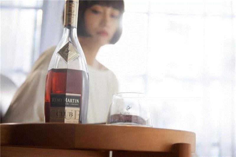 这次受拥有近三百年历史的法国优质干邑品牌人头马邀请，我们把田沅的这段多彩人生分享给大家。,17岁出专辑写小说，20岁登上华语电影最高领奖台之一，她放弃大好星途只是为了......,电影,专辑,小说,华语,领奖台,田沅,人头马,导演,音乐,演艺