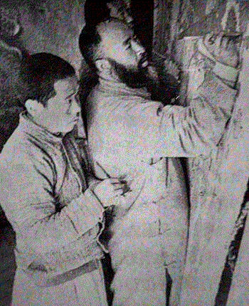 张大千在敦煌描摹壁画,【嘉德秋拍】精丽绝伦 无上庄严：张大千敦煌时期精笔描金《水月观音》,敦煌,张大千,观音,嘉德秋拍,大千,壁画,榆林窟,默斋,敦煌壁画,金粉