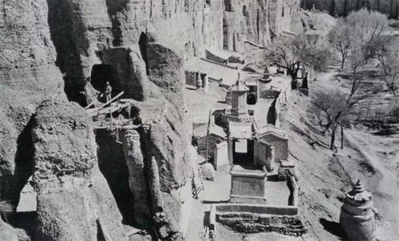甘肃榆林窟外景，1943年。罗寄梅摄。,【嘉德秋拍】精丽绝伦 无上庄严：张大千敦煌时期精笔描金《水月观音》,敦煌,张大千,观音,嘉德秋拍,大千,壁画,榆林窟,默斋,敦煌壁画,金粉