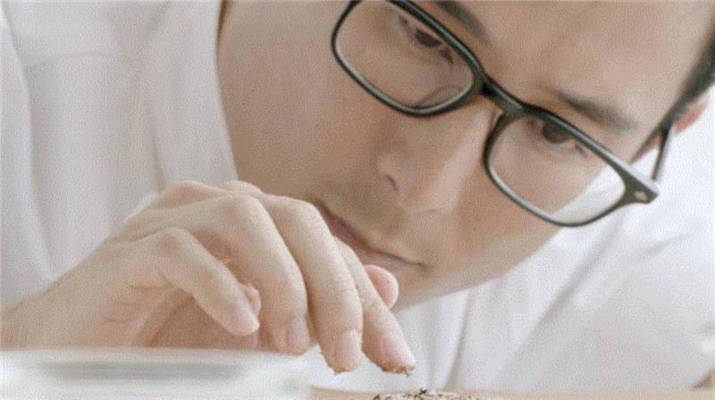 现在的他，以同样严苛的标准要求新人厨师，他希望能更多的中国厨师走向国际。,20岁当厨师、30岁开影院、40岁玩风帆，这个帅大叔还能玩出什么花样？,厨师,风帆,影院,花样,刘一帆,人头马,刘一,教练,烹饪,斜杠人生