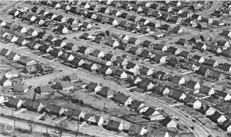 被大批量流水线般制造出来的郊区别墅成为美国中产阶级生活的一种模式。,谁设计了辛普森的家？,辛普森,建筑,住宅,一家,Terrace,Evergreen,建筑师,Homer,装饰,Frank