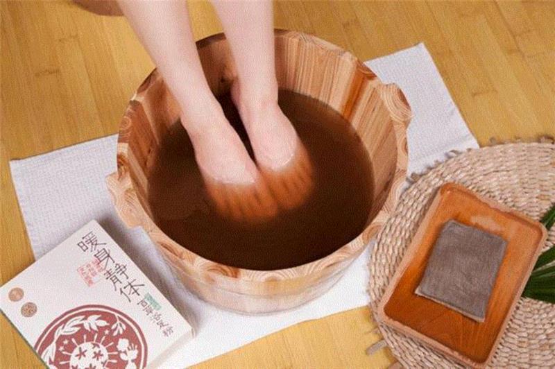 ▲ 将药包放入浴桶中，水温以45~50℃为佳，静静地享受10-15分钟即可。,用它泡脚10分钟，风湿、体寒、失眠、痛经都好多了！,风湿,失眠,痛经,瑶族,安神,驱寒,泡脚,气血,全身,药包