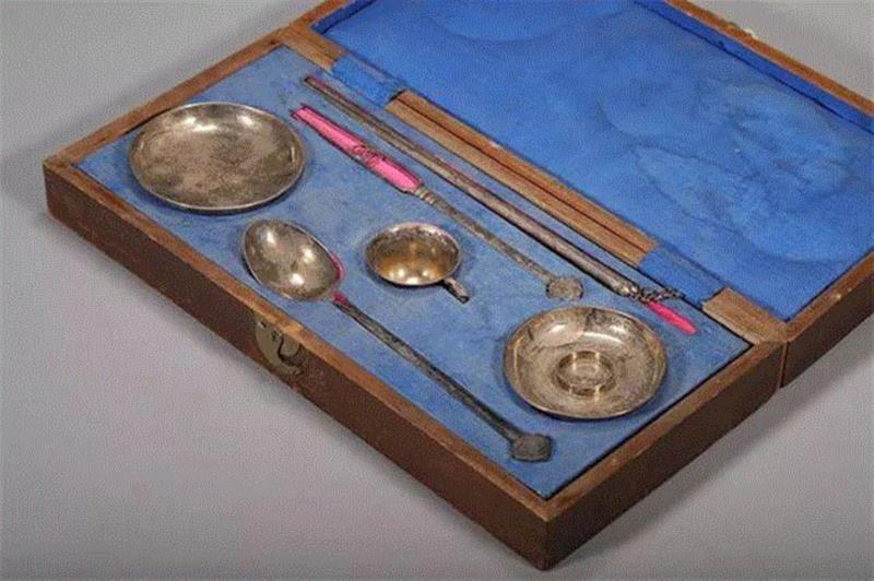 清 “北京宝祥”银餐具一套,北京中拍国际2017秋拍精品赏析——中国银器专题,中拍国际,秋拍精品,银器,烧蓝,龙纹,工艺,款识,茶叶罐,凉亭,silver