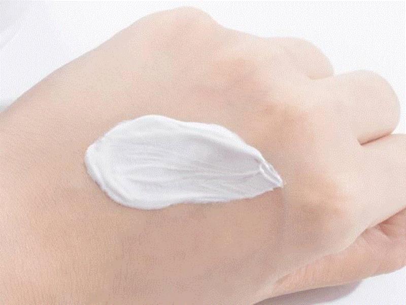 它的质地水水的，一点也不油，还有淡淡的清新柚子味，闻起来非常舒服。,“素颜”的胜利！,素颜,胜利,珍珠,日本,素颜霜,皮肤,推荐,Cheryl,VIP,会员