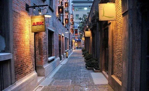 ▲&nbsp;随处可见的上海弄堂,如果要跟一个城市谈恋爱，你会选哪个？,恋爱,成都,地铁,沙漠,建筑,职业,关键词,阿拉善,记忆,天津