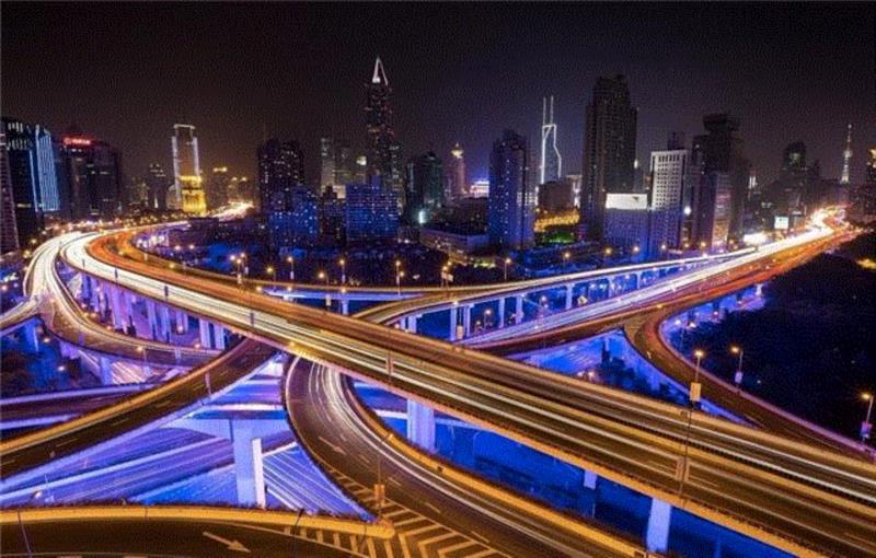 ▲&nbsp;夜色下上海纵横交错的高架桥,如果要跟一个城市谈恋爱，你会选哪个？,恋爱,成都,地铁,沙漠,建筑,职业,关键词,阿拉善,记忆,天津