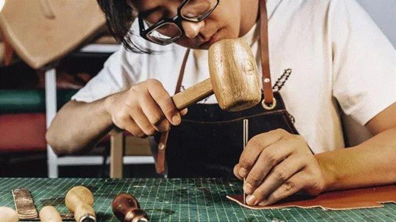 2015年，他干脆和一群志同道合的朋友一起，开了一间手工皮具的工作室。专门研究做小而美，还很能装的小