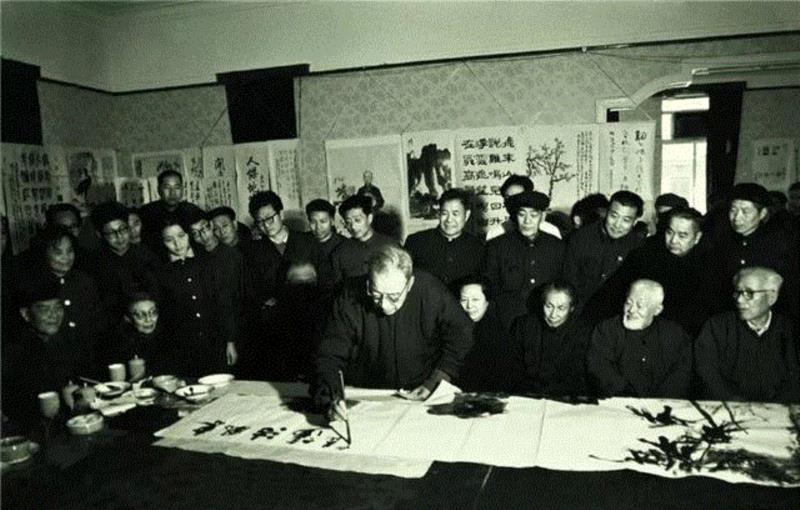 ▲&nbsp;社员集体创作巨幅绘画《东风浩荡》,【社史钩沉】西泠印社七十五周年大会记,大会,西泠印社,周年,社员,金石书画,王个簃,同志,字画,西泠,陈佩秋
