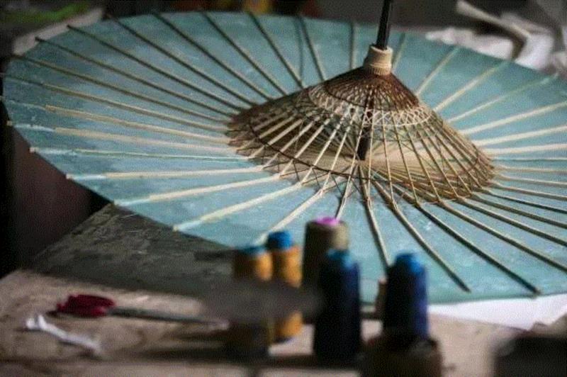 散文：伞的气质伞的风骨（俞天立）,气质,风骨,散文,俞天立,江南,荷叶,西湖,杂文,细雨,绸伞