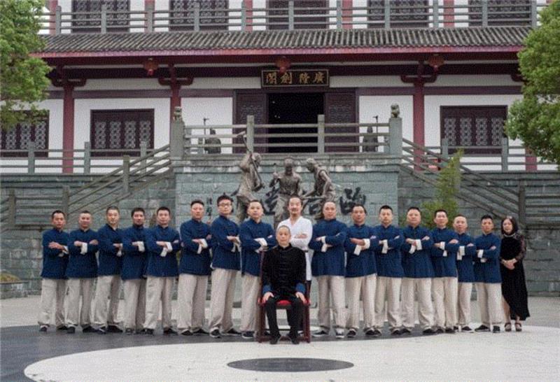 沈新培与弟子们,展览预告 | 龙泉沈广隆剑铺132周年暨沈新培大师师徒作品巡回展（西安站）,沈新培,龙泉,周年,师徒,巡回展,西安,预告,宝剑,武剑,乾坤