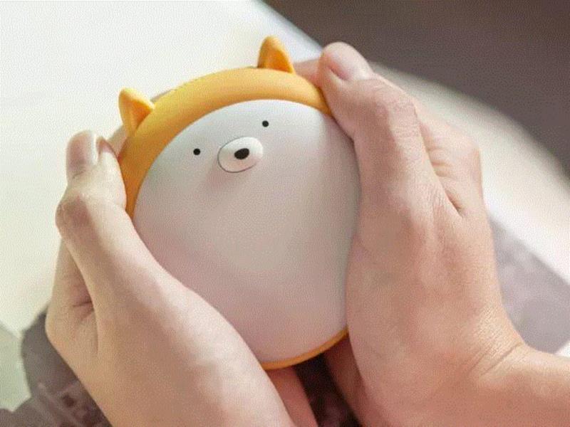 它的发热速度很快，7秒就能感觉到温度了，两分钟可完全发热，能达到50℃左右并保持恒温。,是个暖手宝，也是个充电宝，冬天少不了,充电,发热,Martube,留言,熊本熊,特惠,外形,厂家,指导价,指示灯