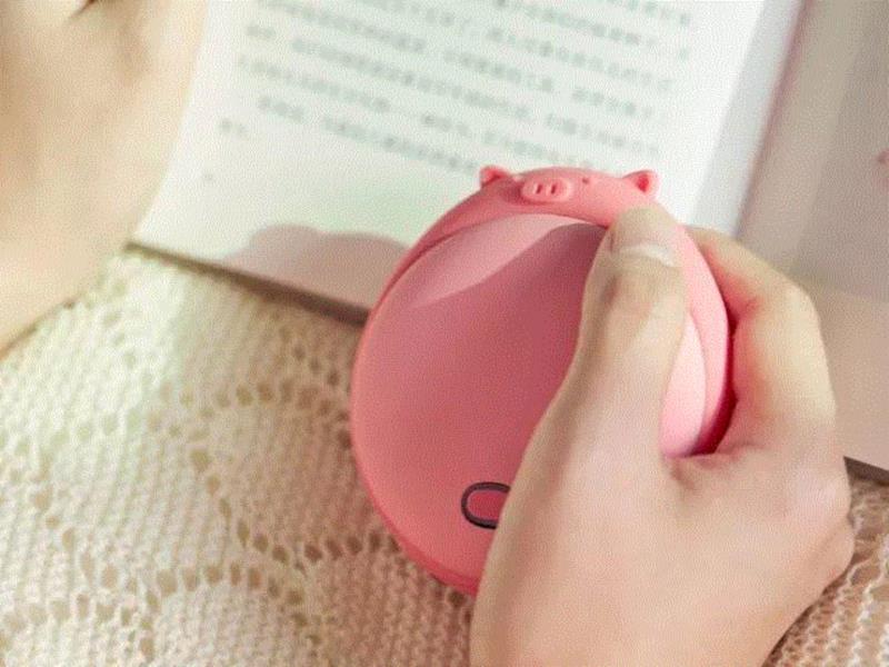椭圆形设计，只有巴掌大小，更贴合人的手掌尺寸。,是个暖手宝，也是个充电宝，冬天少不了,充电,发热,Martube,留言,熊本熊,特惠,外形,厂家,指导价,指示灯