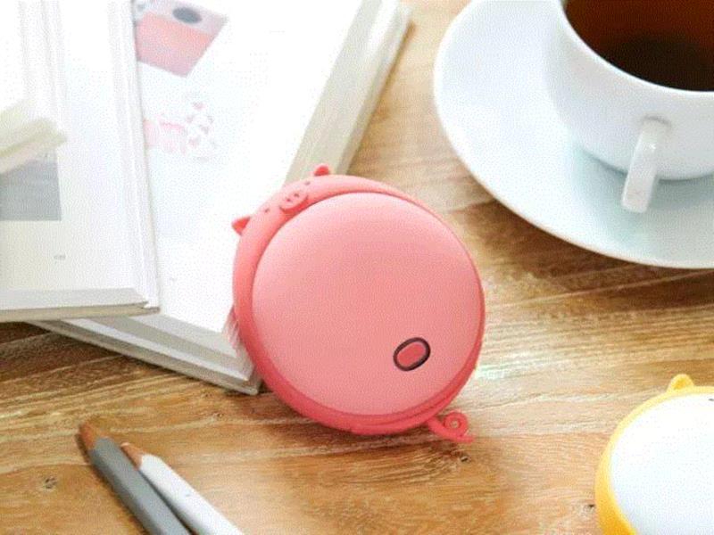 它的尺寸：长85mm，宽76mm，厚34mm，净重160g。,是个暖手宝，也是个充电宝，冬天少不了,充电,发热,Martube,留言,熊本熊,特惠,外形,厂家,指导价,指示灯