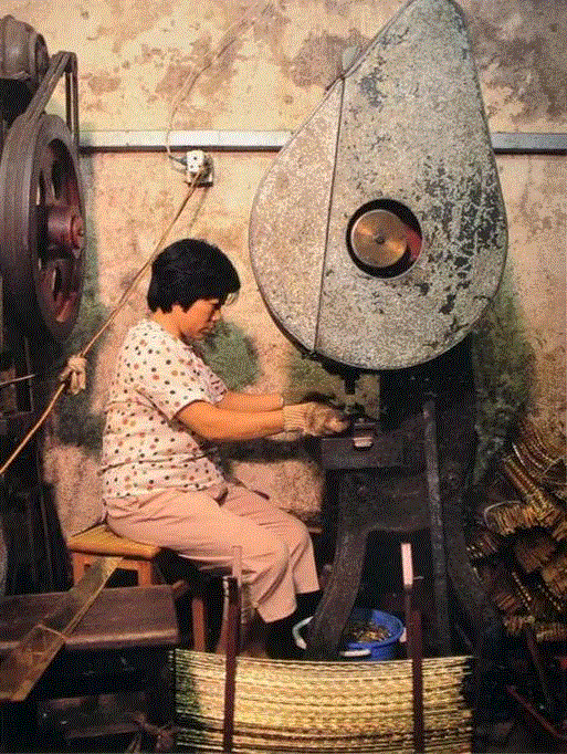 密密麻麻的 120 多家牙医诊所也是寨城一大特色,从大陆出来没有正式