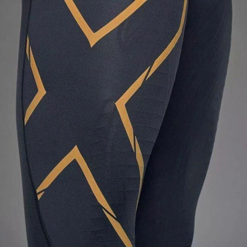 它针对跑步运动中会使用的主要肌群，如大腿股四头肌和小腿肌肉，特别使用了支撑力更强的加强版PWX面料。