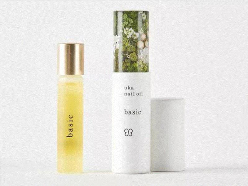 至于“basic基础油”，它的成分是摩洛哥坚果油、荷荷巴油、杏仁油。不添加任何香氛精油成分，闻起来没