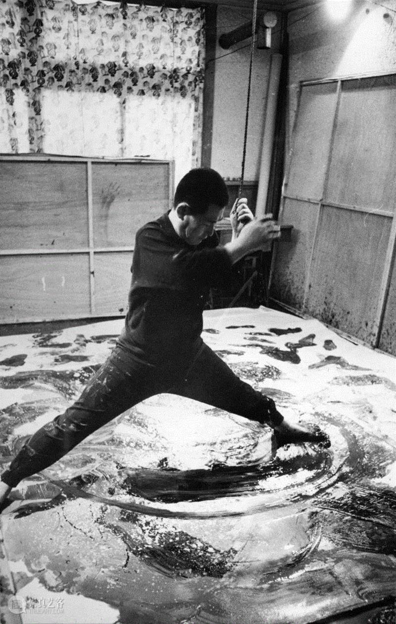 ▲1960年，白发一雄在工作室中创作，图片来源：Vogue,顶峰已过？还难说！谁在推动白发一雄及具体派的市场浮沉 ,台北国际艺术博览会,艺术市场,具体派,白发一雄,1028217