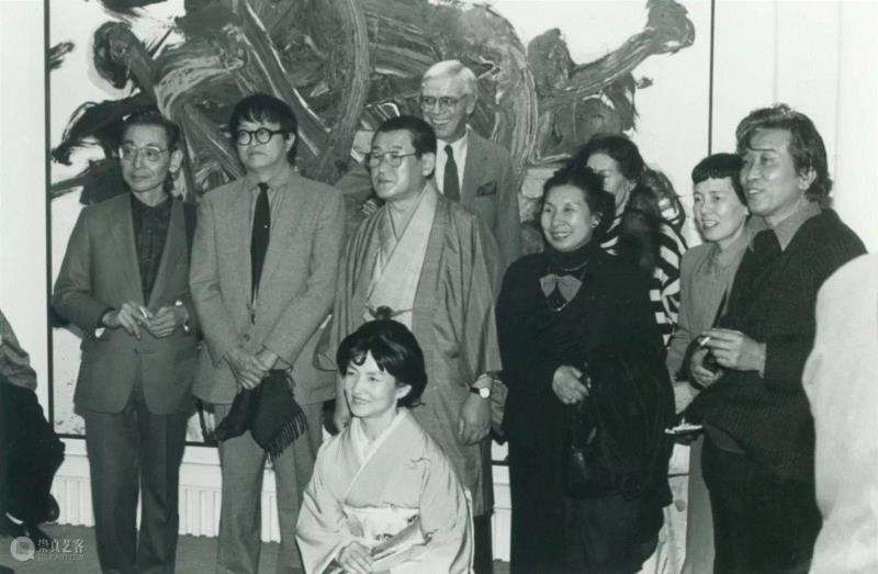 ▲Roldolphe Stadler（后排）在1992年白发一雄的展览上， 图片来源：ARCHIVE