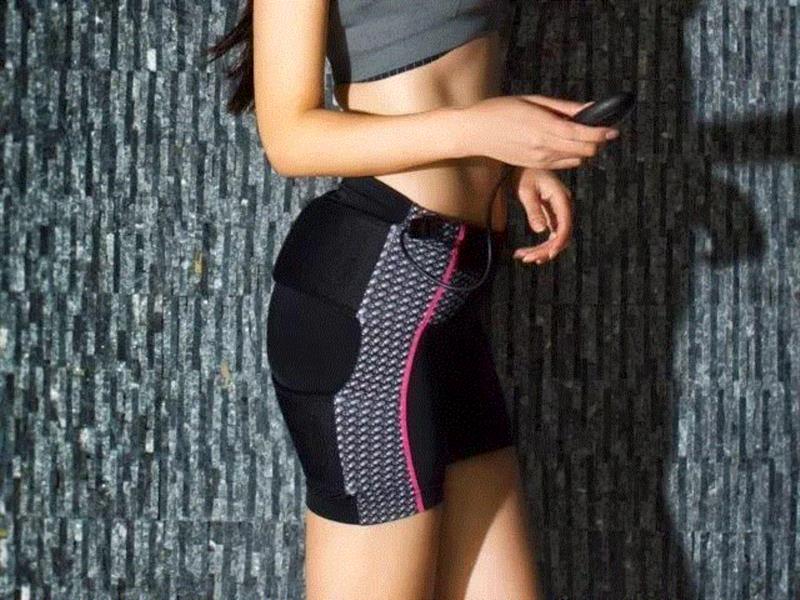 另外一条生活馆还有希蓝彤的臀部塑形裤可以购买，它的原理功效和卷腹带一样，通过有效的电流刺激肌肉，达到