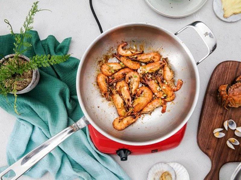 Miji电炉可以精准调节火力，因为在它的玻璃炉面下方，有一个性能强大的加热器。,一个德国小电炉，热得快，什么锅都能用,电炉,加热,火力,玻璃,Miji,温度,加热器,Tips,汤锅,旋钮