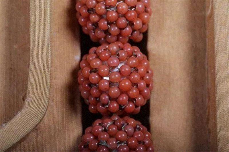 细节图,北京中拍国际2017秋拍精品赏析——清 珊瑚辑米珠包东珠朝珠,朝珠,中拍国际,秋拍精品,包东珠,东珠,清代,东珠朝珠,材质,工艺,皇帝