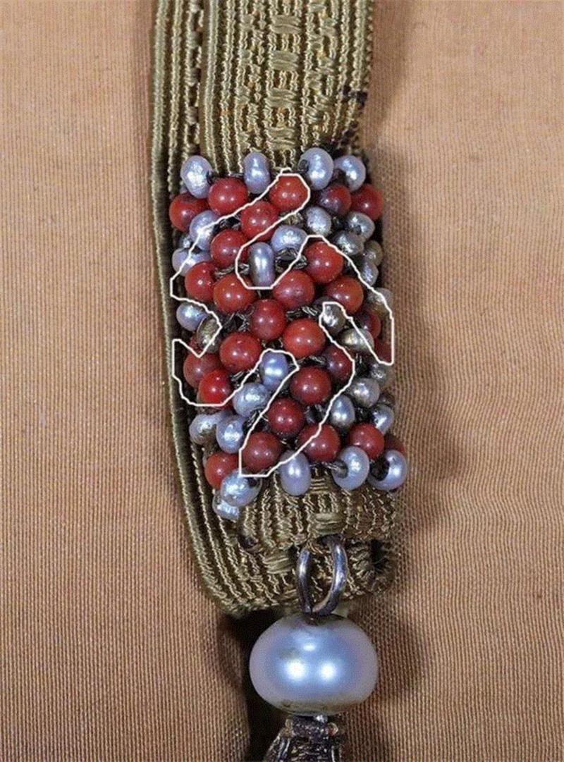 &nbsp; &nbsp; &nbsp;大量名贵珠石，体现着皇家财富和实力雄厚非凡。其东珠和珊瑚，呈