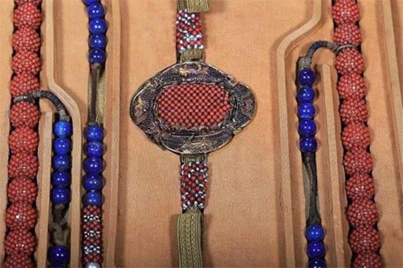 细节图,北京中拍国际2017秋拍精品赏析——清 珊瑚辑米珠包东珠朝珠,朝珠,中拍国际,秋拍精品,包东珠,东珠,清代,东珠朝珠,材质,工艺,皇帝